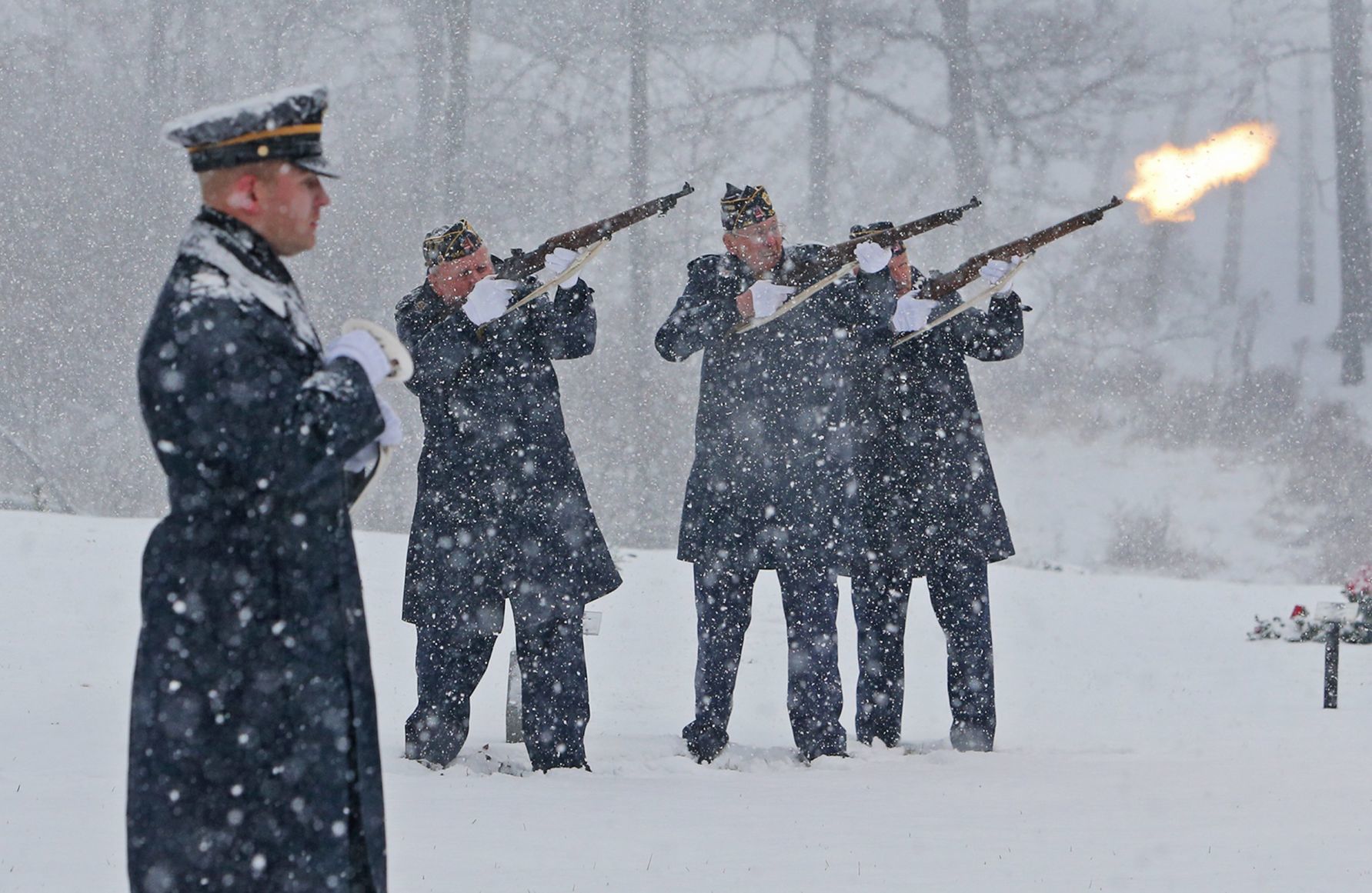 Snow doesn't stop the honoring of veterans
